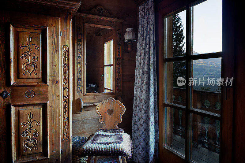 典型的欧洲阿尔卑斯山的农舍房间