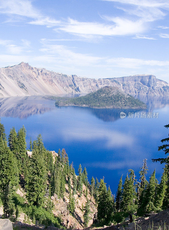 在火山口湖的巫师岛