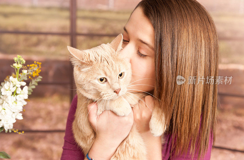 小女孩抱着可爱的宠物猫