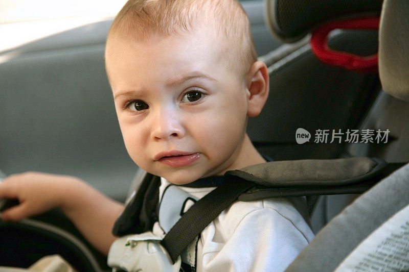 小孩坐在汽车座椅上