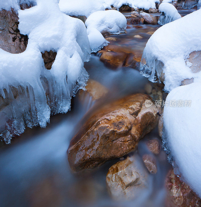 德国巴伐利亚州瀑布上的冬季冰柱
