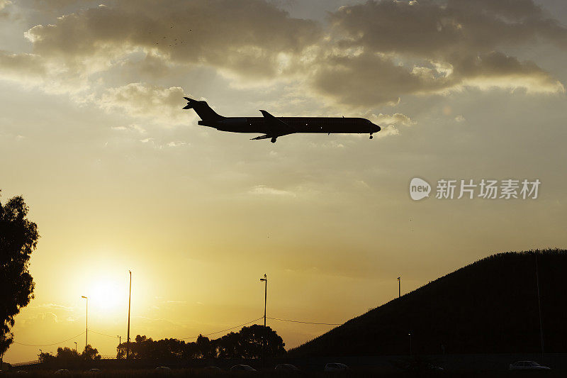 麦道MD-82型飞机降落在或坦博机场