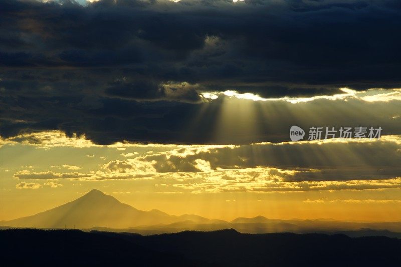 萨尔瓦多圣文森特火山的日落