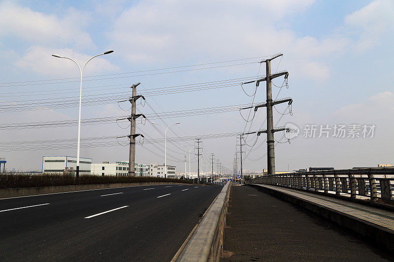 公路旁的电力塔