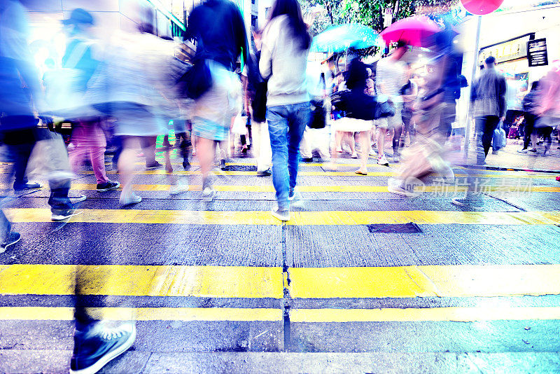 行人在傍晚穿过香港街道