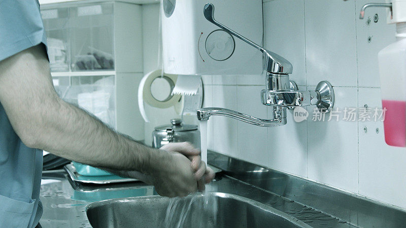 医生在洗手