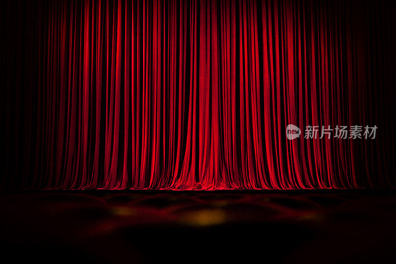 红色舞台窗帘和空座位