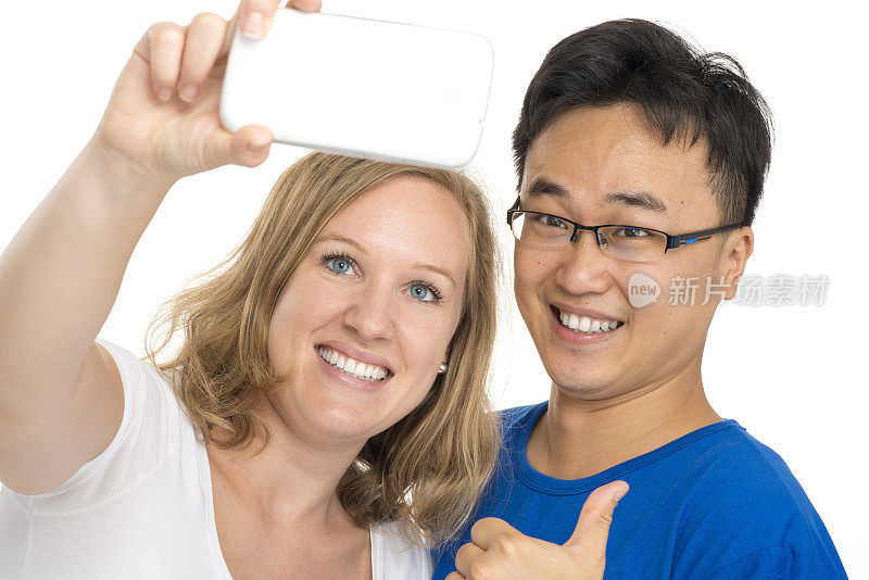 白人女性和中国男性用智能手机自拍