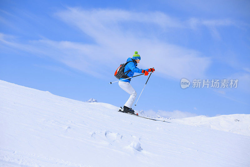 成熟的女人在雪道外滑雪粉雪阳光明媚的滑雪胜地