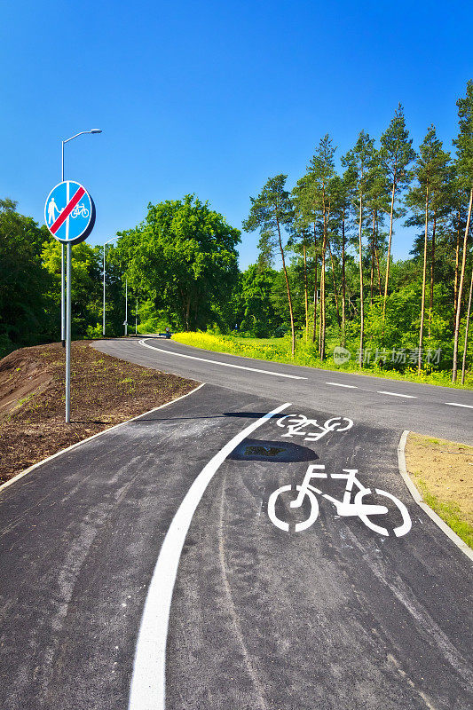 新建道路和自行车道正在建设中