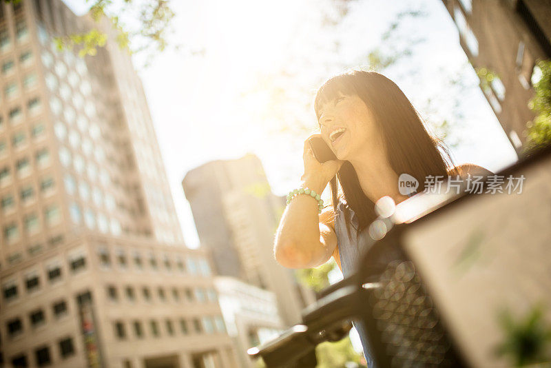 打电话的女人和在蒙特利尔骑自行车的女人