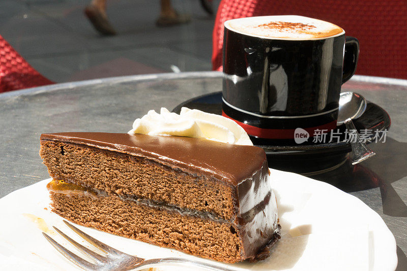 巧克力蛋糕和咖啡