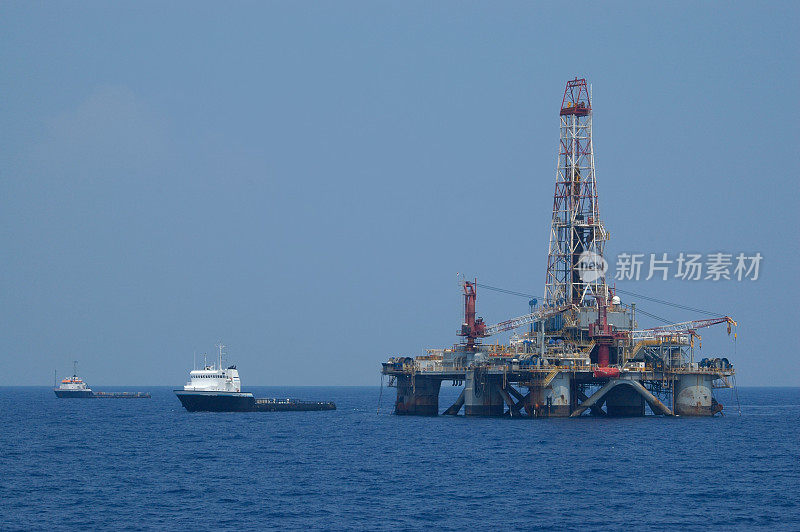 海上石油钻井平台和支持船