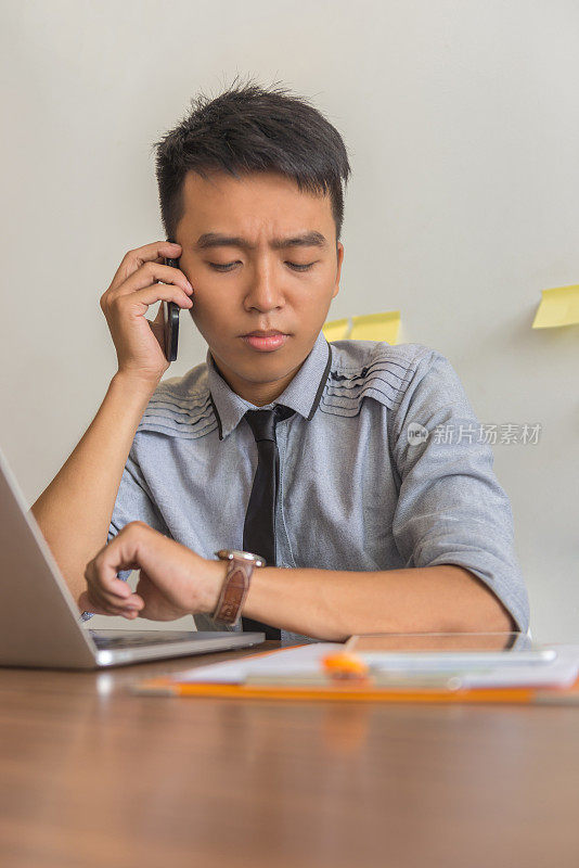 一个心情不满的男人打电话给他不守时的伙伴