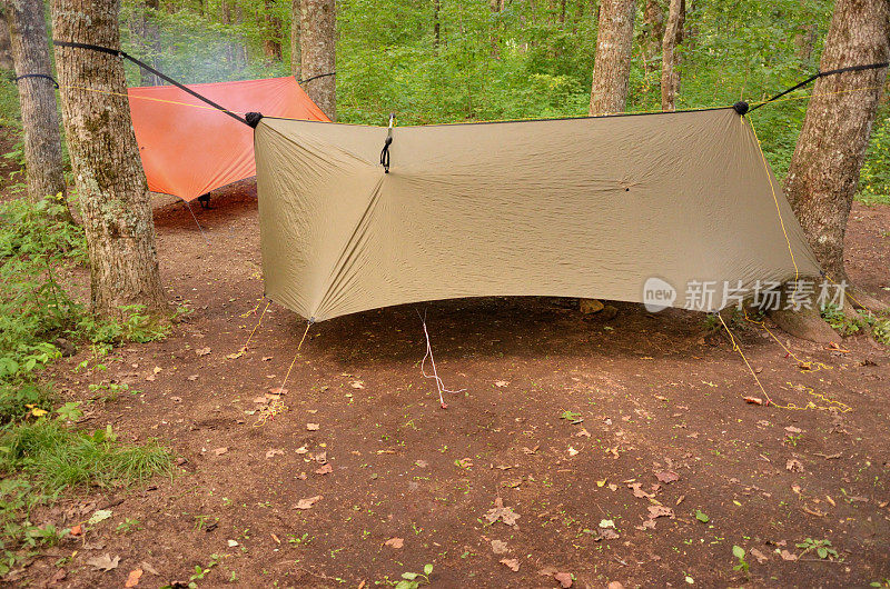 阿巴拉契亚山径的营地上挂着两张吊床