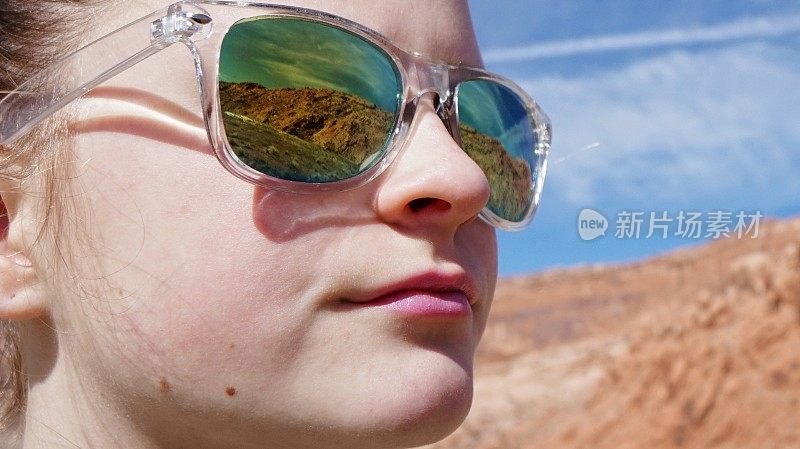 拱门国家公园犹他州岩石构成景观女孩的太阳镜反射