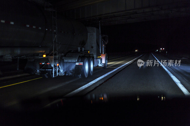 在午夜高速公路上超速行驶的半挂油罐车