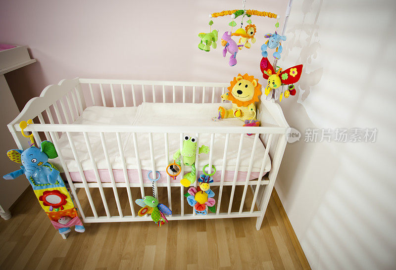 有彩色玩具的婴儿床