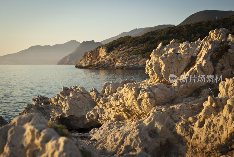 日落的岩岸，法国科西嘉岛