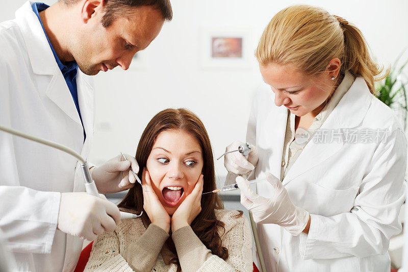牙科诊所里受惊的病人。