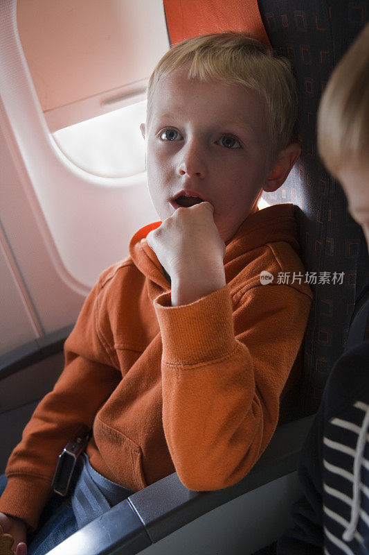 孩子坐在飞机上