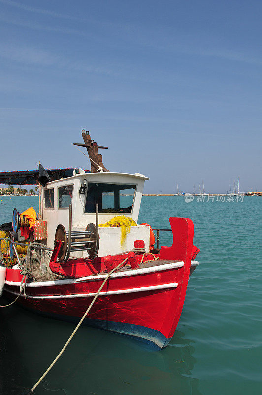 小渔船停泊在港口