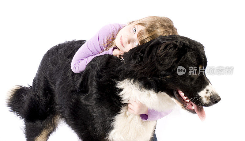 抱着小女孩和她的狗狗，爱小动物