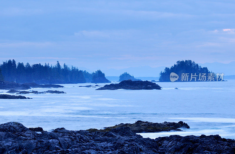 黄昏时温哥华岛的岩石海景