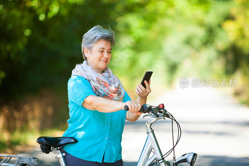 骑自行车的老妇人