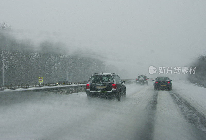 高速公路上下着大雪