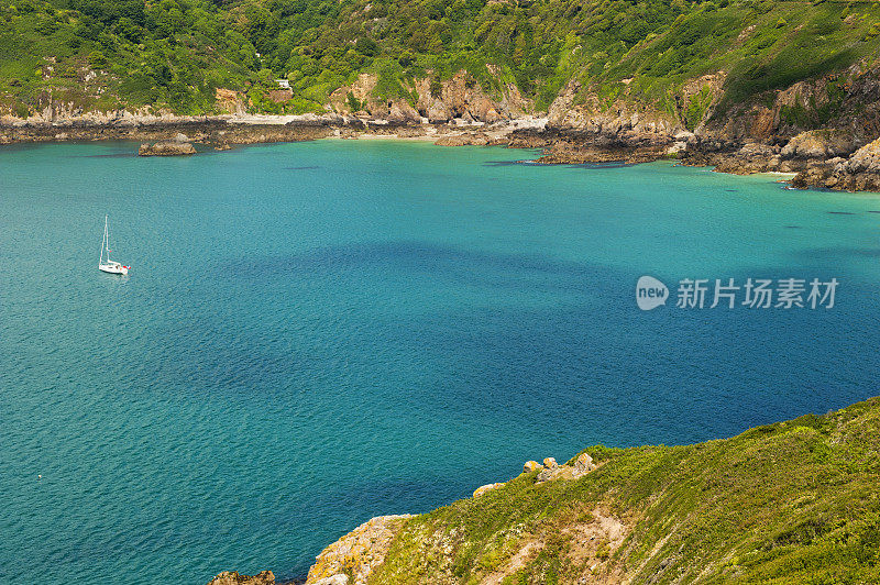 根西岛崎岖的海岸线