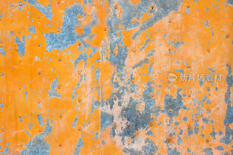 抽象橙色和灰色背景:风化金属门