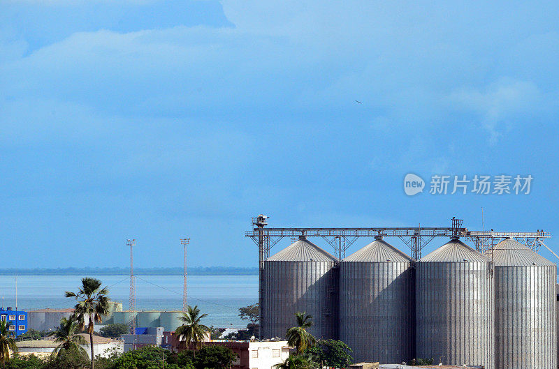 冈比亚班珠尔港的发射井和燃料箱
