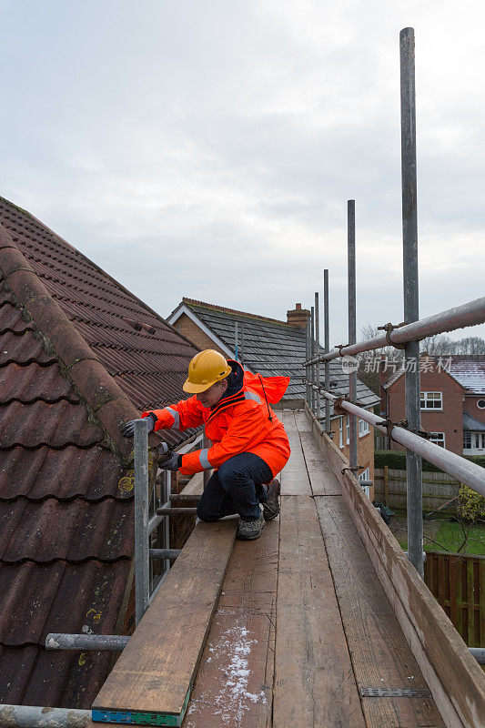工业男性建筑工人在家庭房屋屋顶瓦修理工作