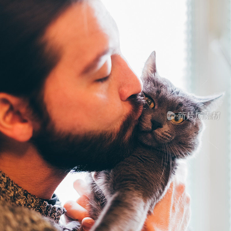 男人亲吻他的猫