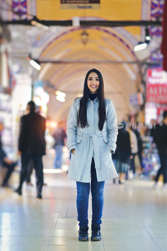 土耳其伊斯坦布尔大巴扎的美丽年轻女子