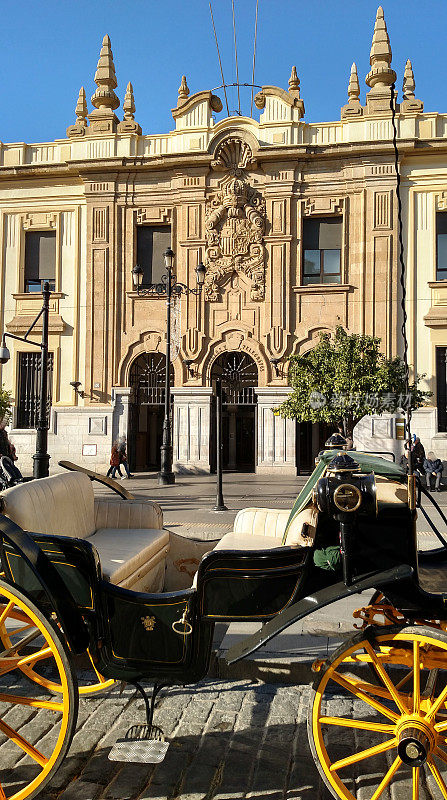 马车停在西班牙塞维利亚邮局的路边