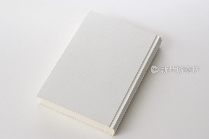 在白色背景上封闭的空白书的孤立镜头