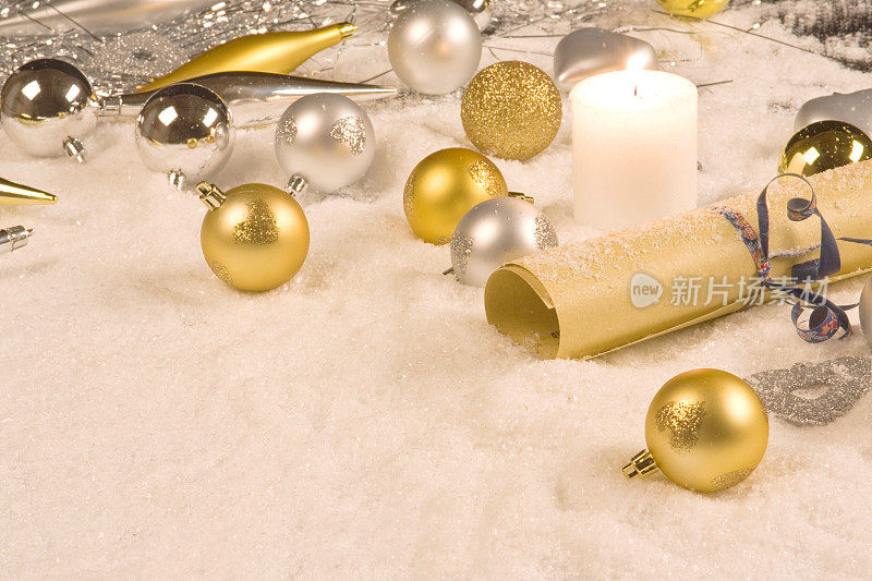 银色的圣诞装饰品与雪花和圣诞清单
