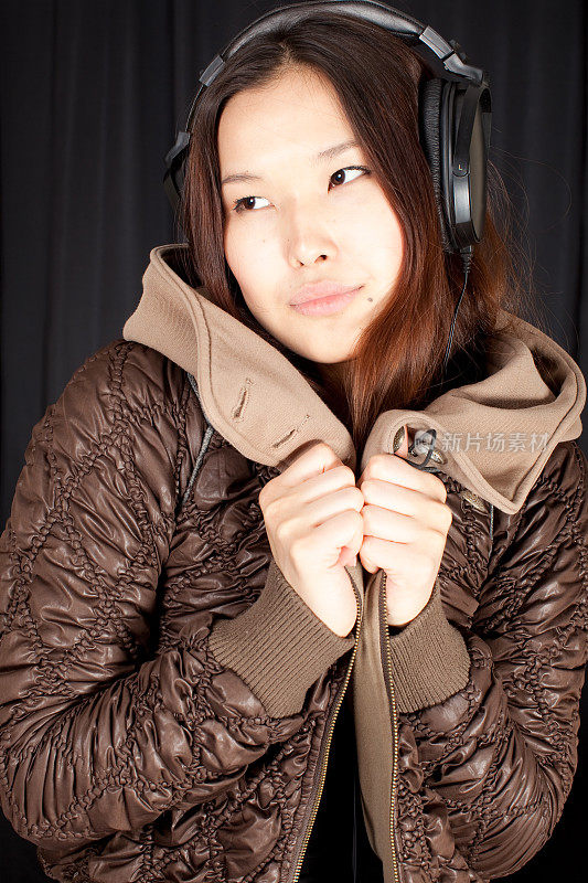 亚洲性感美女:听音乐