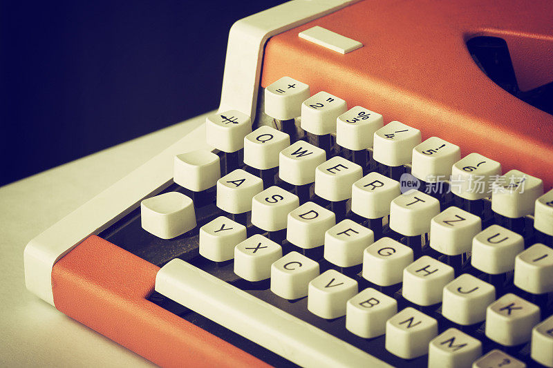 70年代的橙色打字机