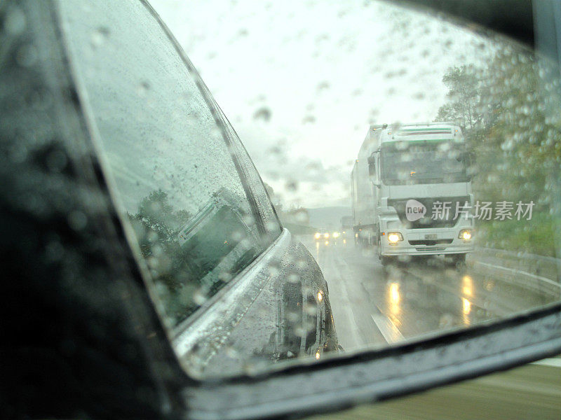 雨中的高速公路