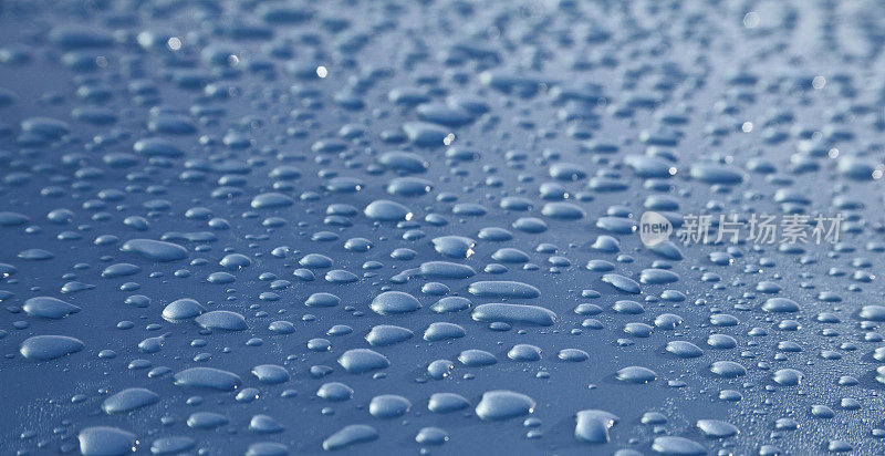 水滴落在锃亮的蓝色发动机罩上