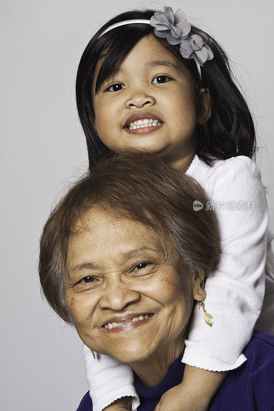可爱的菲律宾女孩和她的奶奶