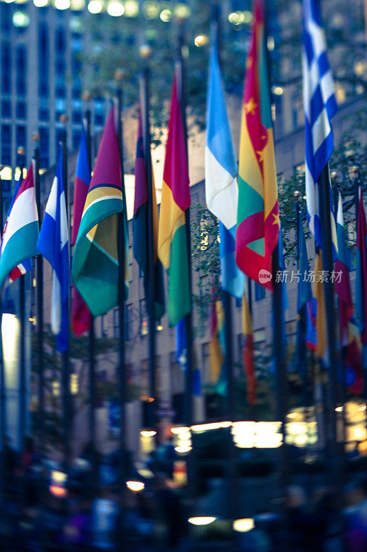 倾斜镜头，纽约洛克菲勒广场的国际旗帜
