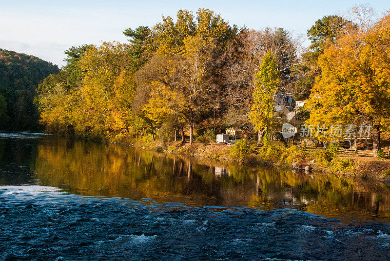 康沃尔康涅狄格附近的秋叶与河映