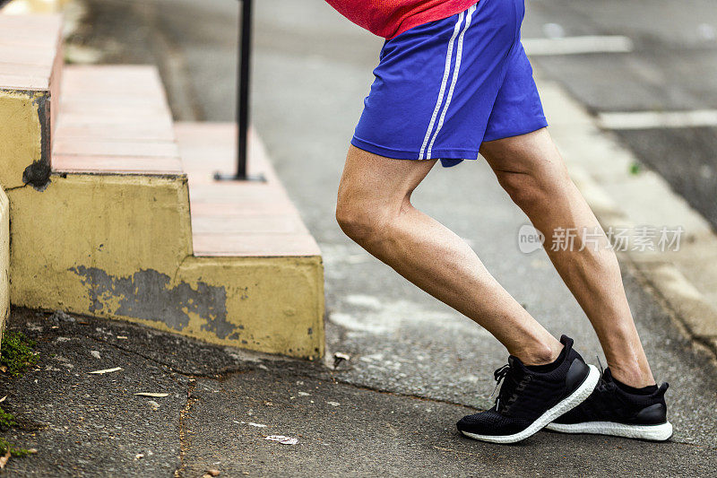 男性在人行道上锻炼的比例较低