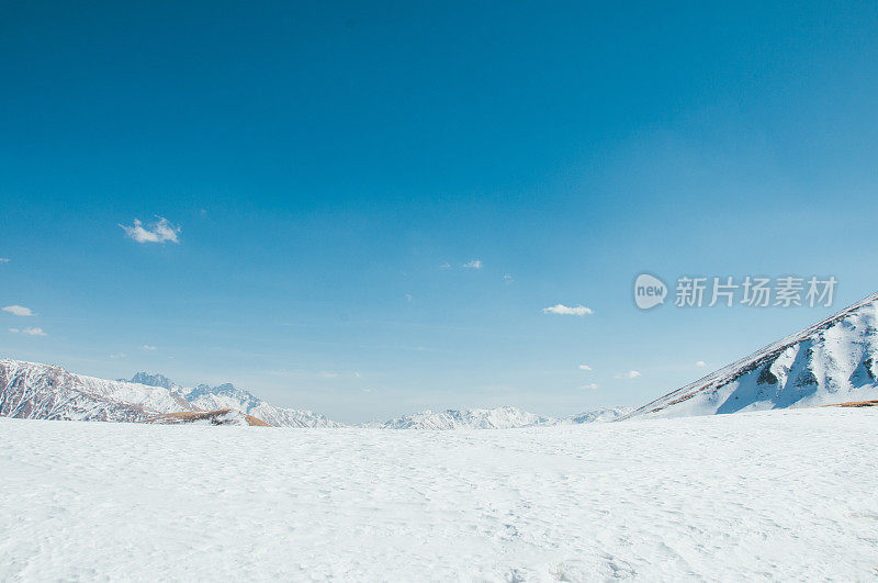 喜马拉雅山脉皑皑白雪，大自然美丽的初春