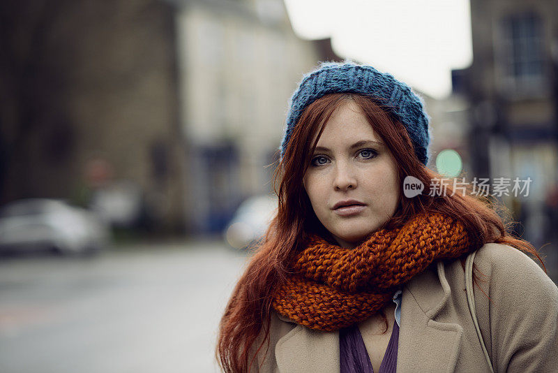 年轻女子穿着冬装在户外的英国小镇