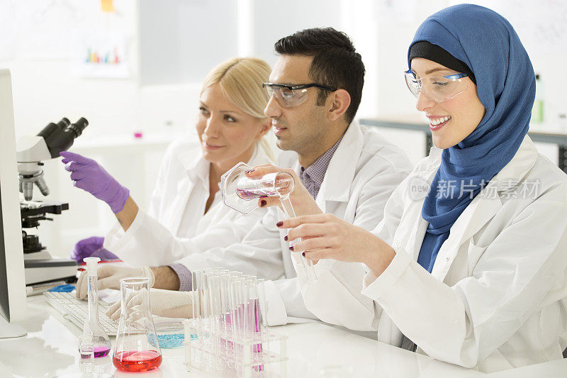 一群在实验室工作的多种族科学家。